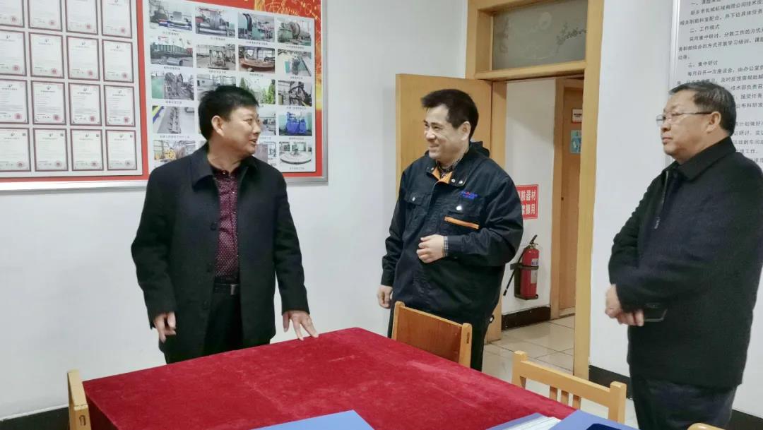 新鄉(xiāng)市總工會副主席王世良(左一)、輝縣市總工會主席李樹林(右一)指導(dǎo)工作
