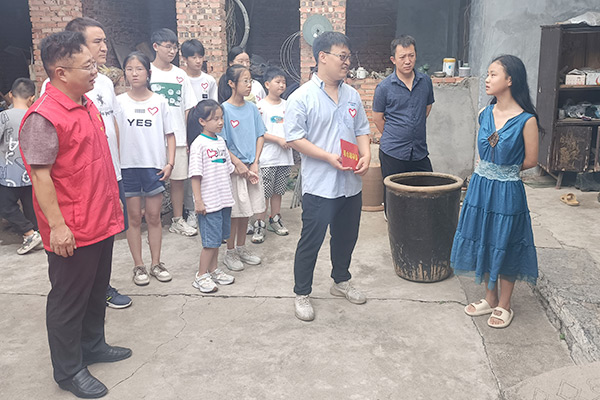 新鄉(xiāng)長城集團愛心家庭攜手輝縣義工“愛心助學，點亮希望”