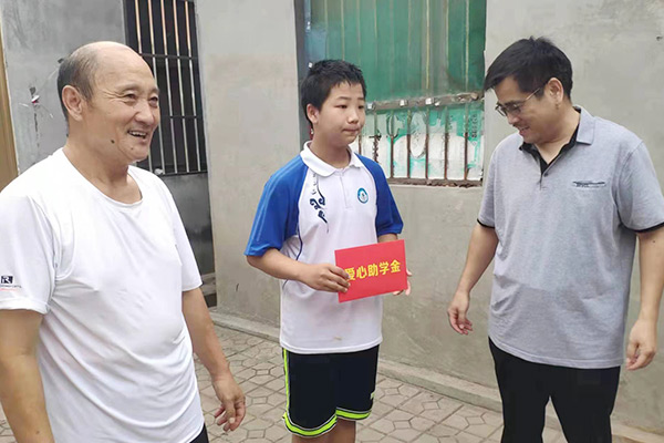 新鄉(xiāng)長城集團愛心家庭攜手輝縣義工“愛心助學，點亮希望”
