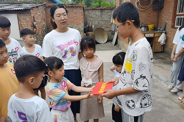 新鄉(xiāng)長城集團愛心家庭攜手輝縣義工“愛心助學，點亮希望”